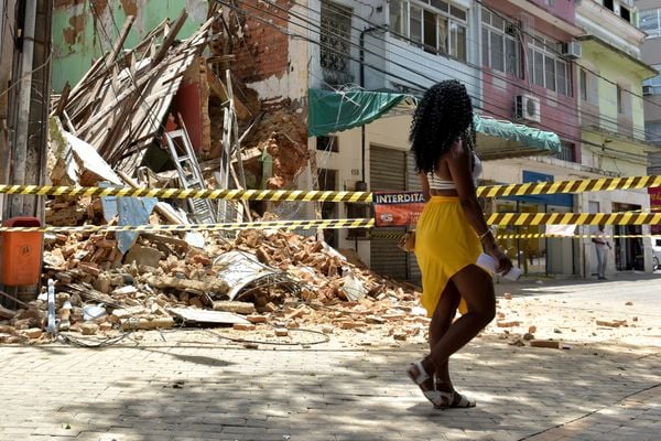 Um prédio antigo, localizado na Rua Sete, no Centro de Vitória, desabou na manhã desta quarta-feira. Crédito: Fernando Madeira