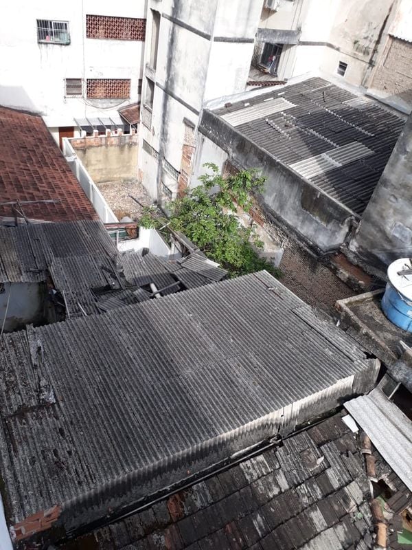 Fotos do interior e de cima do prédio que desabou no Centro de Vitória na madrugada desta quarta-feira (15) por Internauta | A Gazeta