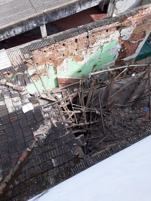 Fotos do interior e de cima do prédio que desabou no Centro de Vitória na madrugada desta quarta-feira (15) por Internauta | A Gazeta