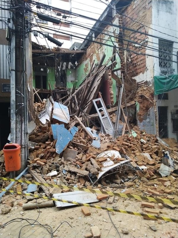 Imóvel desaba na Rua Sete de Setembro, no Centro de Vitória por Caíque Verli