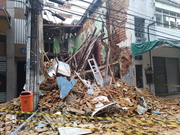 Imóvel desaba na Rua Sete de Setembro, no Centro de Vitória por Caíque Verli