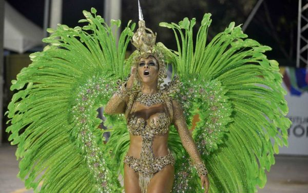 Márcia Santos, madrinha de bateria da Novo Império no desfile de 2017 do Carnaval de Vitória. Crédito: Bernardo Coutinho