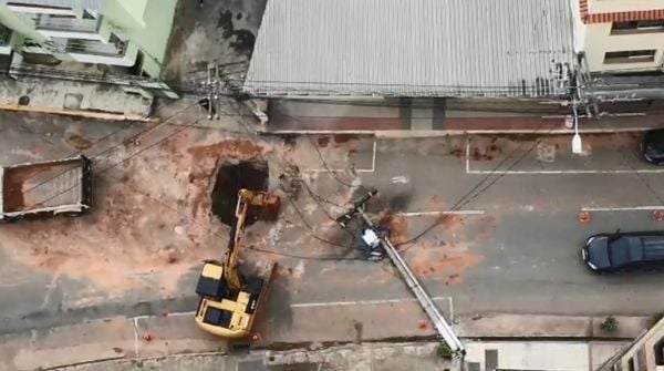Trator derruba poste e transformador explode em Cachoeiro. Crédito: Sebastião Hora