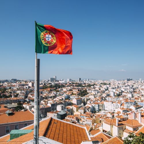 Diferentemente do Brasil, em Portugal não há questionamento sobre as medidas adotadas pelo governo socialista. O governo português agiu rápido