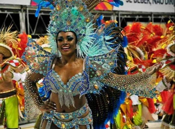 A passista Rayssa Braz tem cuidado com os pés. Crédito: Divulgação