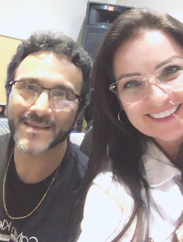Lauriete e o maestro e produtor musical Melk Carvalhedo: parceria em novas músicas. Crédito: Foto do leitor