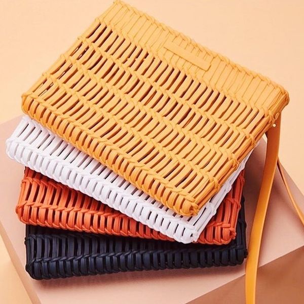 Melissa Clutch + Salinas vem com a superfície tramada no ritmo autêntico da Collab em uma proposta com duas formas de uso: com alça ou sem!  por Divulgação