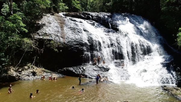 Visitantes se divertem na Cachoeira de Buenos Aires