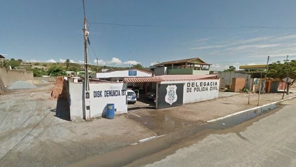 Vítima ouviu um barulho parecido com o de um estalinho e foi verificar o que seria; ao deixar o imóvel, acabou atingido de raspão por um disparo