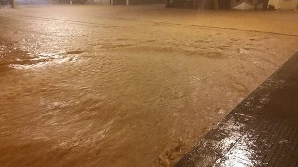 Chuva forte alaga ruas de Alfredo Chaves, no Sul do ES. Crédito: Internauta | A Gazeta