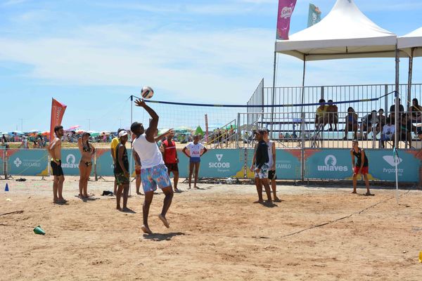 Vôlei de praia é uma das atividades oferecidas na arena. Crédito: WALLACE HUll