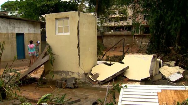 Apenas o banheiro da casa ficou de pé, depois de o resto da casa ser arrastado pela chuva em Iconha. Crédito: Reprodução/TV Gazeta