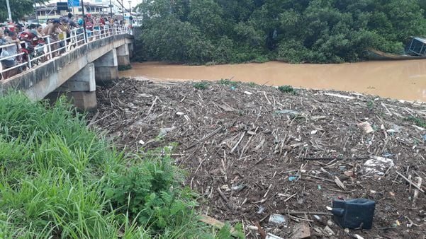 18/01/2020 - móveis e objetos de vítimas da chuva em Iconha descem o rio e chama a atenção de curiosos em Piúma. Crédito: Foto do leitor