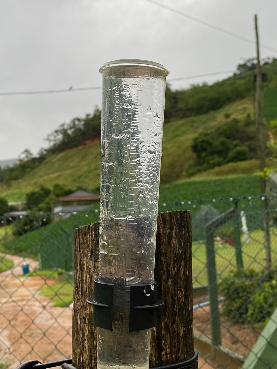 Chuva extrapola limite de pluviômetro - aparelho utilizado para medir a quantidade de água