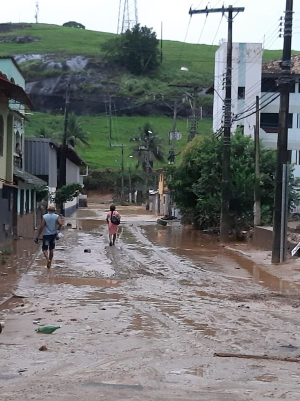 Destruição em Iconha após chuva forte. Crédito: Internauta