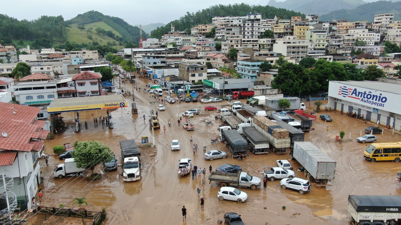 Enchente em Iconha. Água baixou e cidade ficou cheia de lama