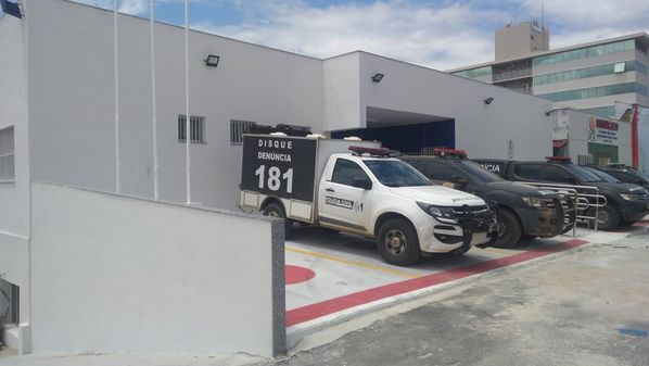 Policiais encontraram mulher já morta e encaminharam homem ferido a hospital da região; crime aconteceu em um beco de Linhares