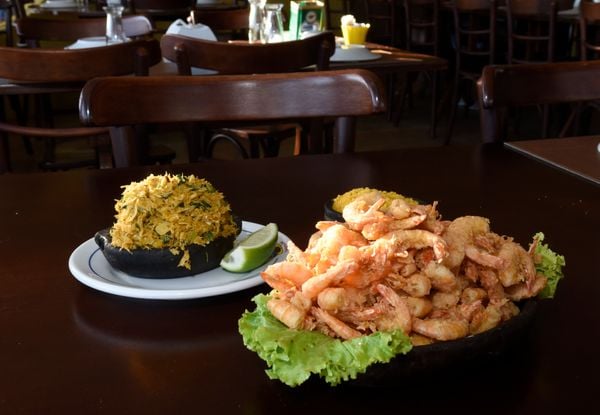 Camarão frito e casquinha de siri do restaurante Moqueca do Garcia, em Ubu por Carlos Alberto Silva