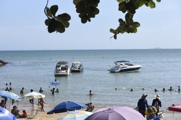 Praia da Areia Preta, em Iriri por Carlos Alberto Silva
