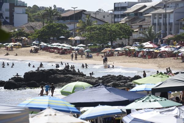Praia da Areia Preta, em Iriri por Carlos Alberto Silva