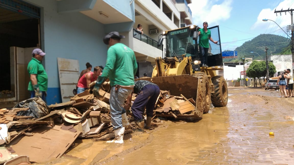 Moradores de Alfredo Chaves se mobilizam para limpar a cidade após alagamentos causados pelo temporal