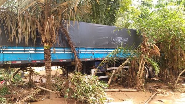 Reboque de carreta foi arrastado pela correnteza em Alfredo Chaves por Kaique Dias