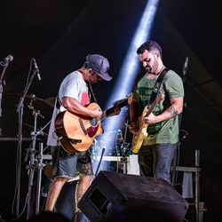 Macucos irá se apresentar no Degusta Sunset na quinta-feira (23).