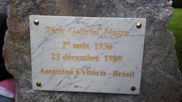 A placa em homenagem a Gabriel Maire afixada num monumento na praça. Crédito: Foto do leitor