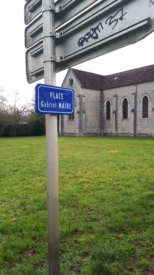 A placa na praça inaugurada no último sábado em Port Lesney . Crédito: Foto do leitor