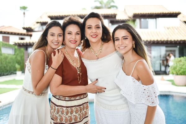 Camila, Dalva, a aniversariante Andréia Carone e Mariana: família reunida em festa. . Crédito: Mônica Zorzanelli
