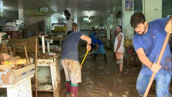 Comerciantes limpam mercado em Iconha nesta segunda-feira (20). Crédito: Reprodução | TV Gazeta