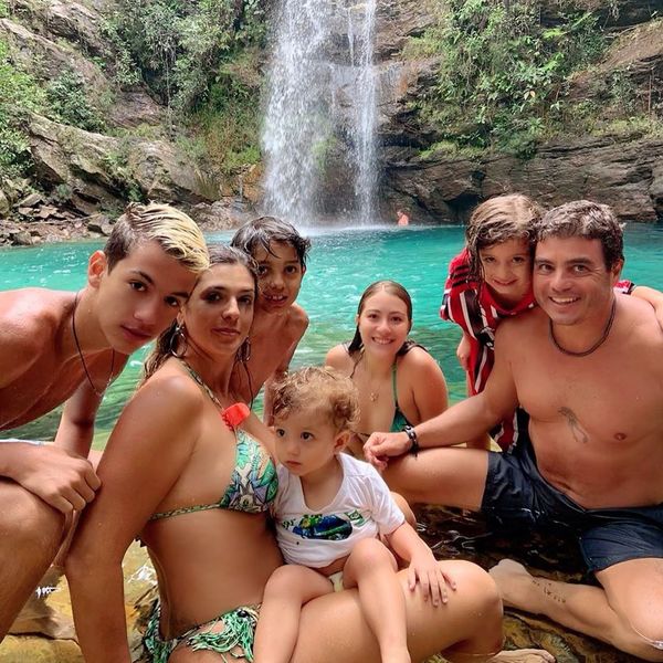 Dhomini Ferreira com sua família. Ele venceu o BBB3. Crédito: Instagram/@dhomini_adriana