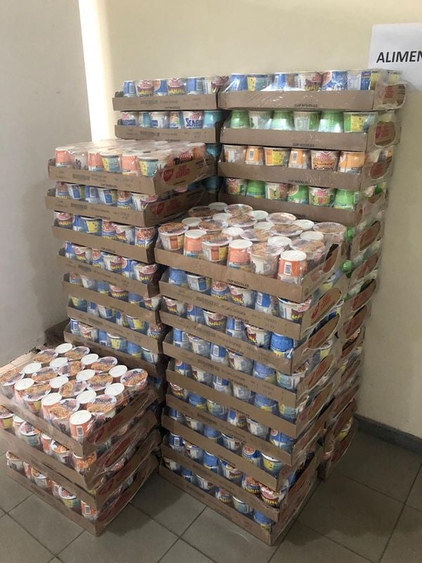 Os fardos com a sopa instantânea doados por uma empresa e levados para a Assembleia. Crédito: Giovana Chiabai