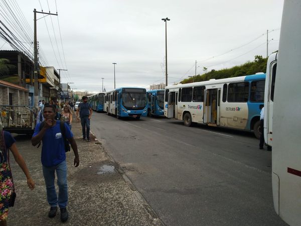 Sindicalistas param ônibus na Avenida Carlos Lindenberg. Crédito: Caíque Verli