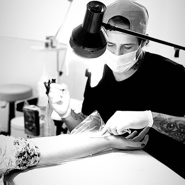 Vencedor do BBB8, Rafinha Ribeiro faz tatuagens. Crédito: Instagram/@rafinhadiz