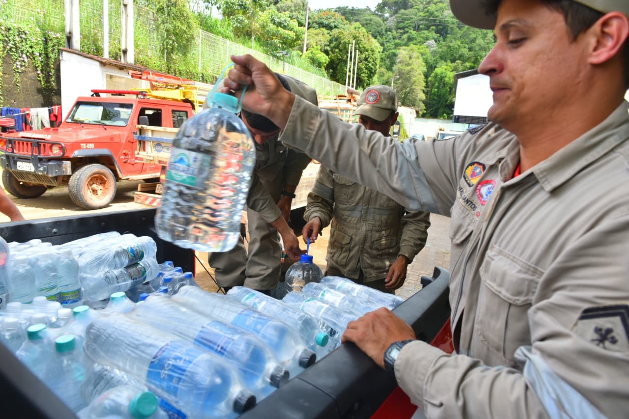 Bombeiros distribuem água em comunidade de Vargem Alta