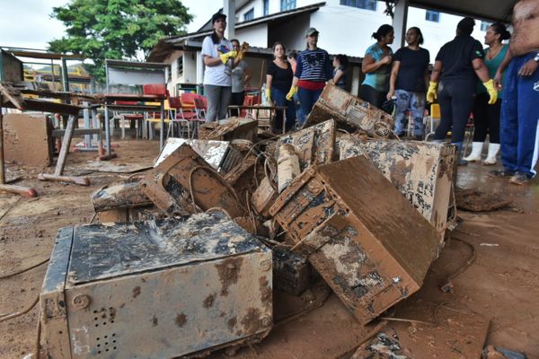 Computadores de uma escola em Vargem Alta destruídos pela inundação. Crédito: Fernando Madeira