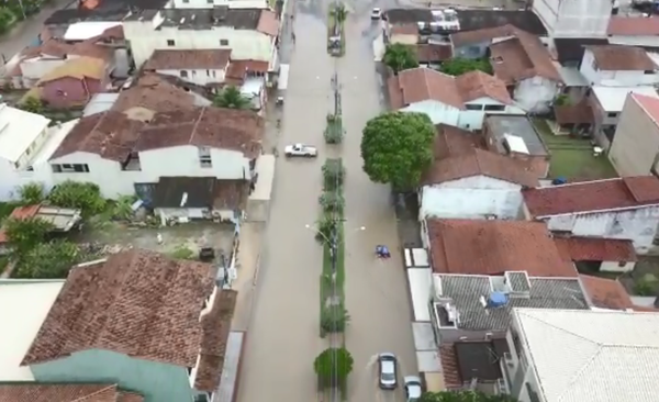 No balneário de Guriri, em São Mateus, várias ruas ficaram alagadas após as fortes chuvas. Crédito: Graziane Silvestre Dias