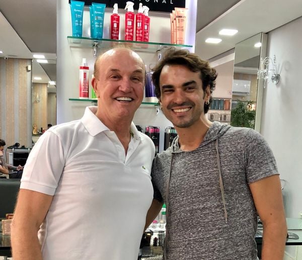 Francisco Guasti e o maquiador Silvio Oliveira. Crédito: Renata Rasseli