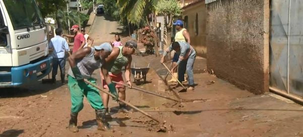 Moradores se unem para limpar Alfredo Chaves após as chuvas. Crédito: Reprodução / TV Gazeta