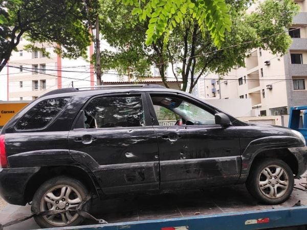 Os militares aprenderam duas metralhadoras caseiras, uma espingarda calibre 12, duas pistolas e um revólver
