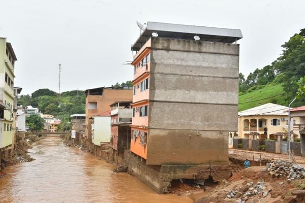 Prédio atingido pela enchente e condenado: ocupação irregular do Rio Iconha . Crédito: Fernando Madeira
