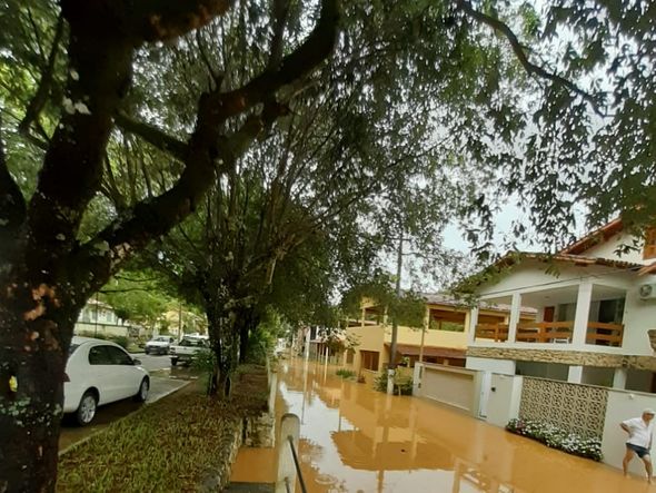 Chuva forte deixa ruas alagadas em João Neiva, no Norte do Espírito Santo por Internauta