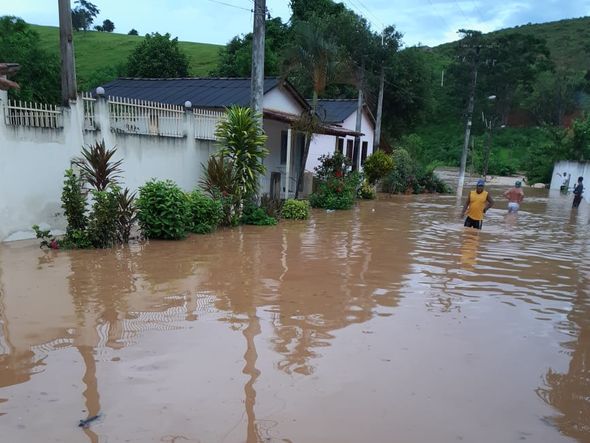Chuva forte deixa ruas alagadas em João Neiva, no Norte do Espírito Santo por Internauta