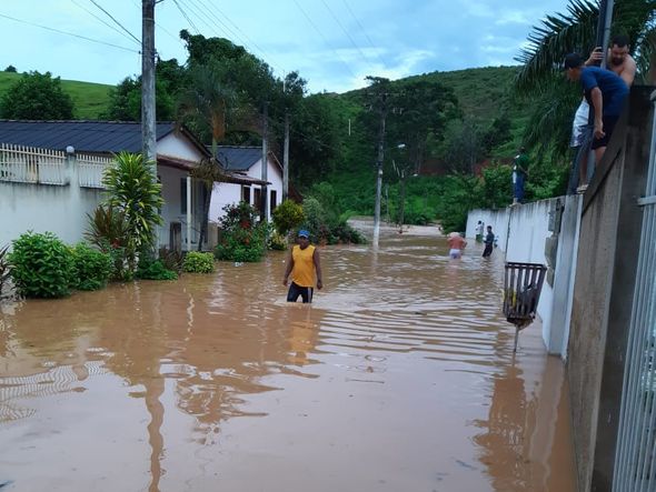 Chuva forte deixa ruas alagadas em João Neiva, no Norte do Espírito Santo por Internauta