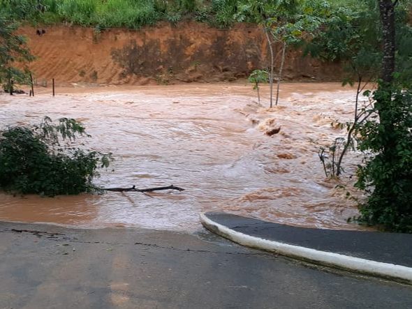 Chuva forte deixa ruas alagadas em João Neiva, no Norte do Espírito Santo por Internauta