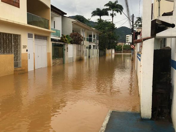 Chuva forte deixa ruas alagadas em João Neiva, no norte do Espírito Santo por Yuri de Marchi