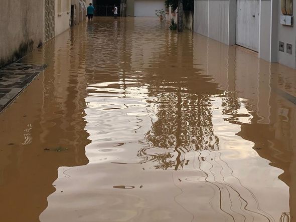 Chuva forte deixa ruas alagadas em João Neiva, no norte do Espírito Santo por Yuri de Marchi