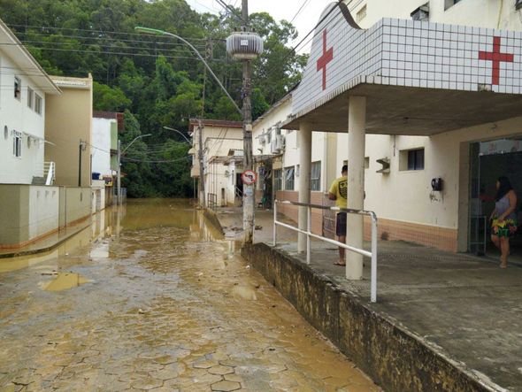 O hospital de João Neiva continua com atendimento suspenso e a água está baixando aos poucos por Eduardo Dias