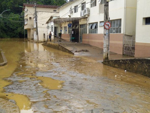 O hospital de João Neiva continua com atendimento suspenso e a água está baixando aos poucos por Eduardo Dias